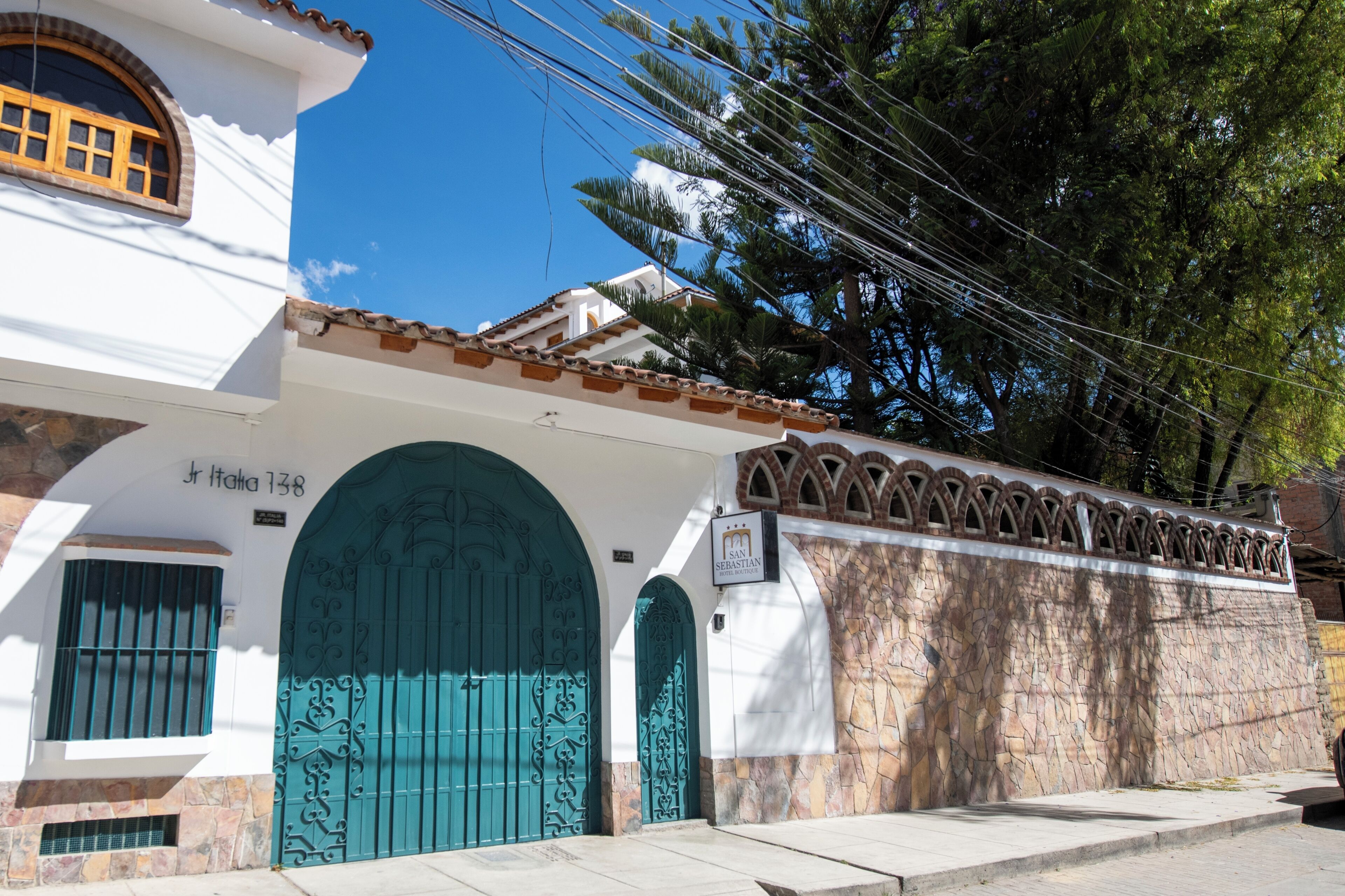 A building with a stone wall and a sign reading "San Sebastian."