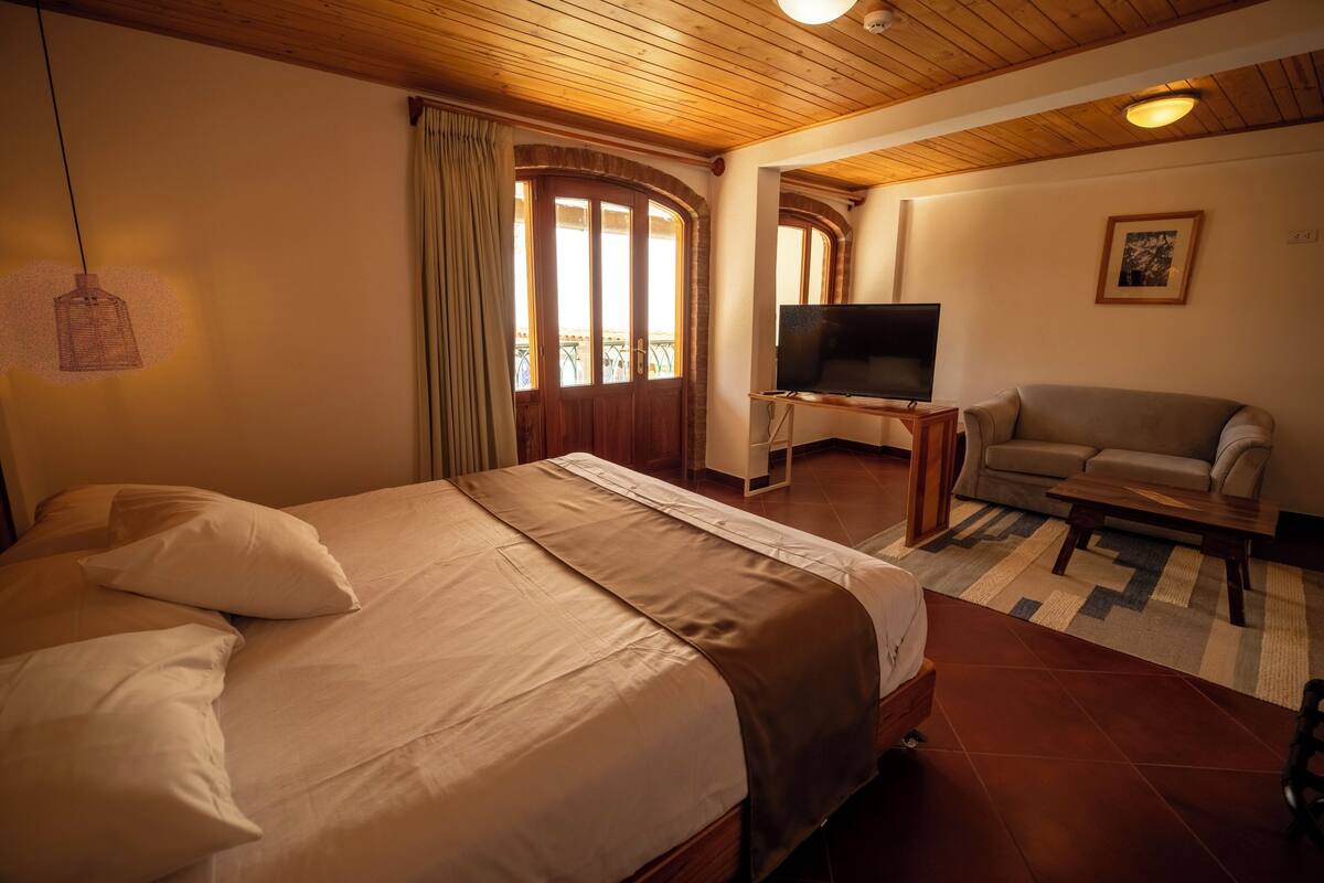 Suite junior | 1 habitación, escritorio y espacio para trabajar con laptop