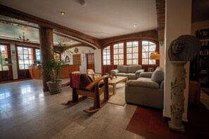 Coin salon dans le hall