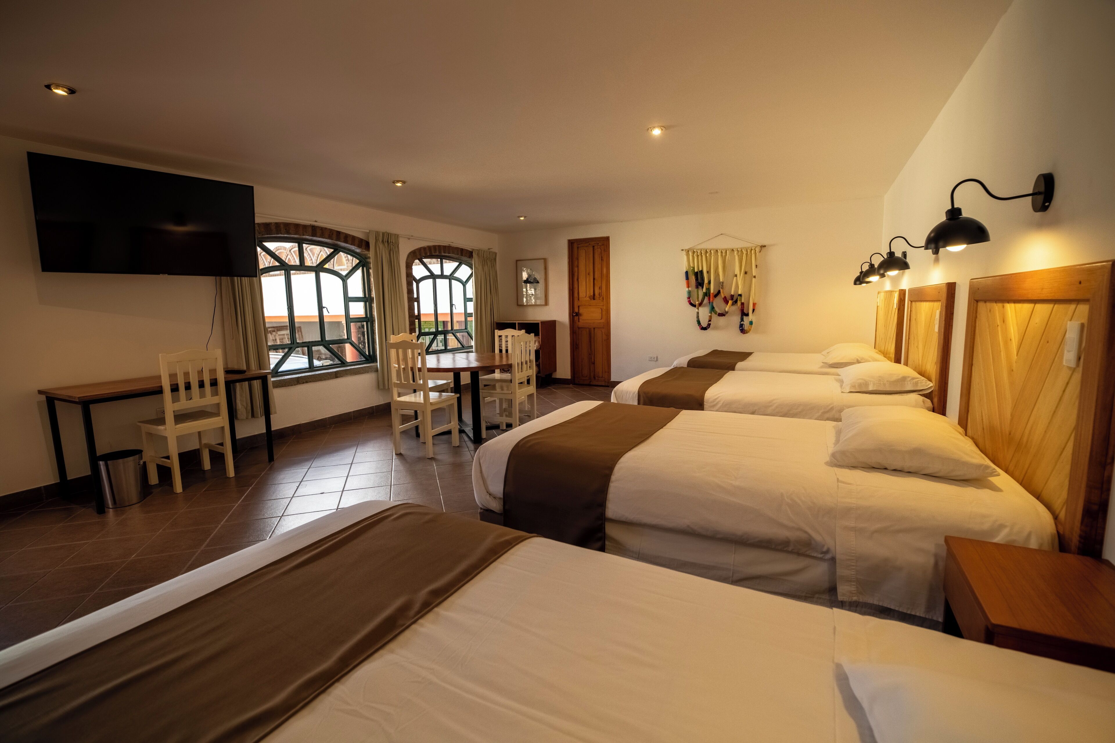 Family Room | Desk, laptop workspace, free WiFi, bed sheets