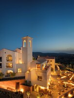 住宿正面 - 傍晚/夜晚