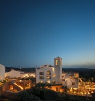 Fachada de la propiedad por la tarde o noche