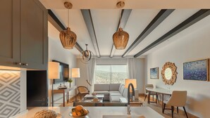 Una cocina moderna con una isla central, luces colgantes y vistas a la ciudad.