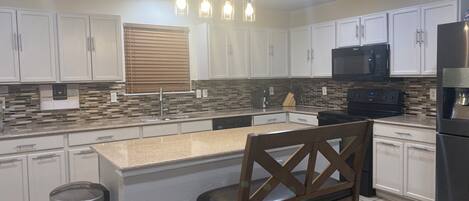 Mikrowelle, Ofen, Herdplatte, Geschirrspüler