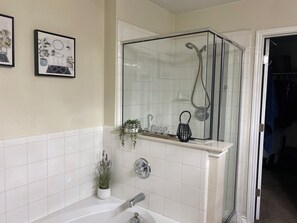 Handtücher, Seife, Toilettenpapier