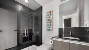 تجهيزات دش، مجففات شعر، مناشف، صابون