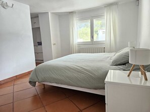 7 bedrooms, WiFi, bed sheets