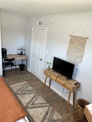 1 habitación, escritorio, tabla de planchar con plancha y wifi gratis 