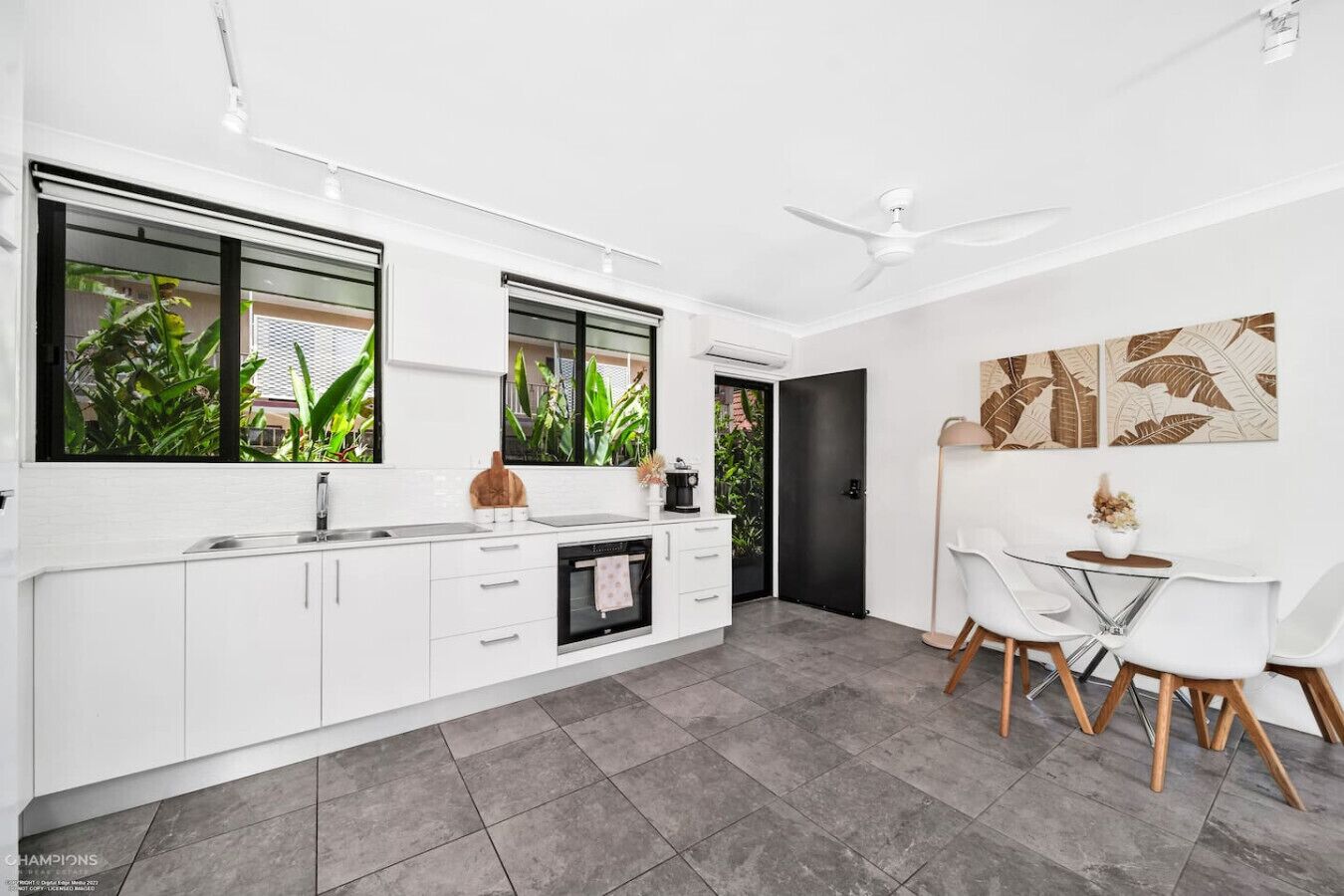 Frigorífico, microondas, horno y placa de cocina