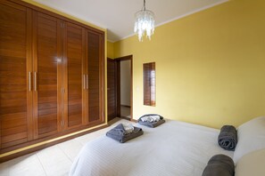 4 bedrooms, in-room safe, iron/ironing board, free WiFi