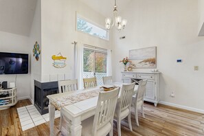 Dining - Sea Colony 2nd floor condo with pools, tennis/pickle ball courts, fitness center (Bethany Beach)