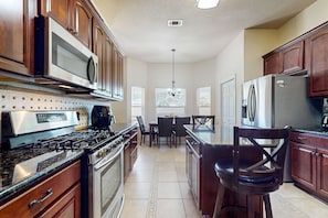 Een koelkast, een magnetron, een oven, een kookplaat