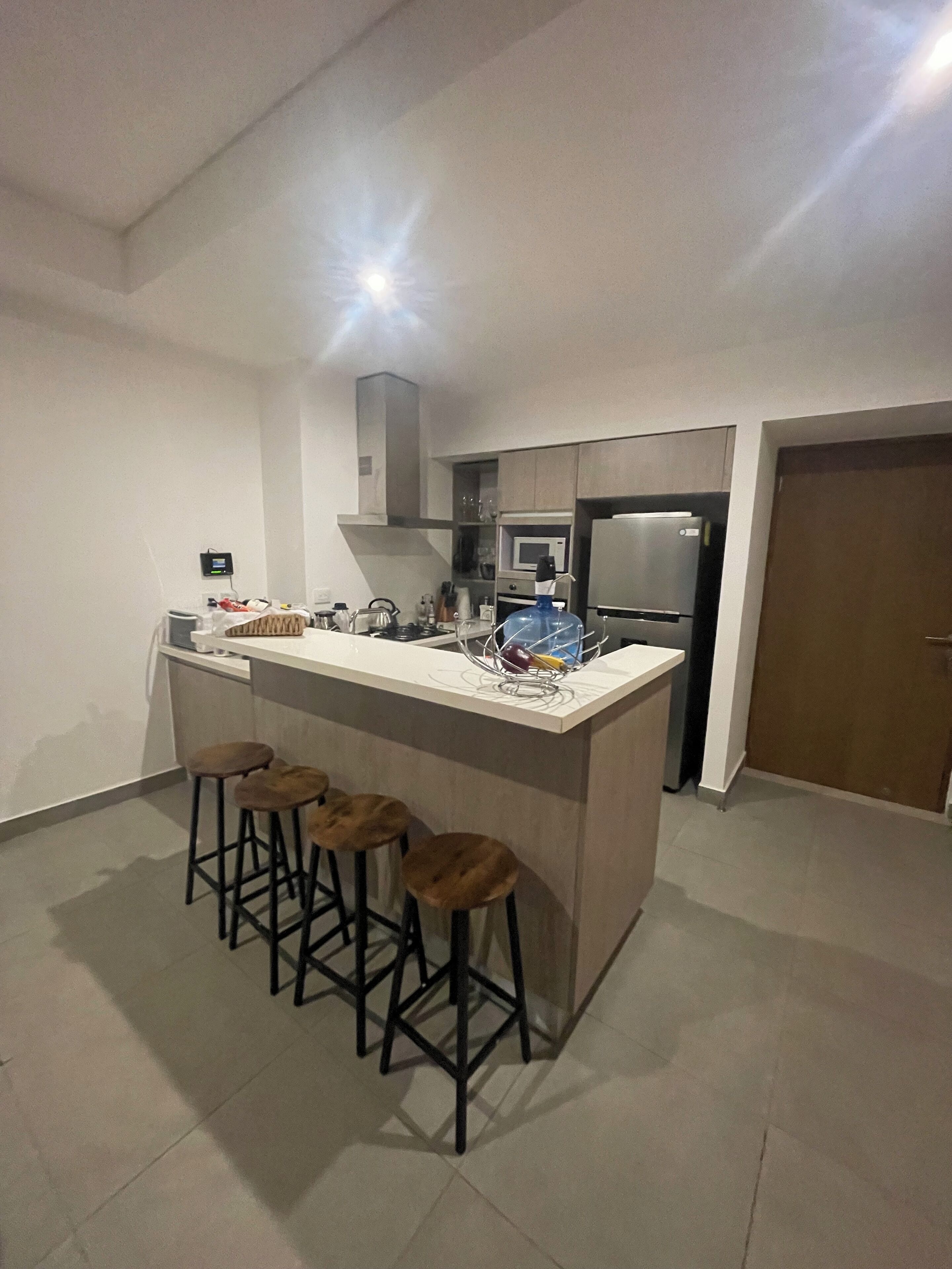 Réfrigérateur, micro-ondes, plaque de cuisson, cafetière/bouilloire