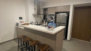 Kaffetrakter/tekoker, kjøleskap, mikrobølgeovn og kokeplater