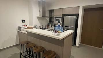 Réfrigérateur, micro-ondes, plaque de cuisson, cafetière/bouilloire