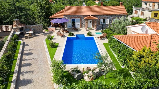 A villa with a swimming pool, outdoor seating, and a view of the sea. - Charming Villa Azul with Pool, Jacuzzi & Sauna (Sveti Vid Dobrinjski (Krk))