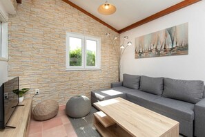 TV connectée, cheminée, baby-foot, table de tennis de table