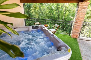 Outdoor spa tub