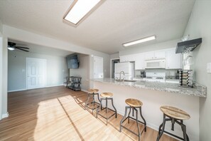 Mikrowelle, Ofen, Herdplatte, Geschirrspüler