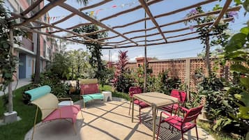 Departamento Confort, vista a la alberca | Área de sala de estar