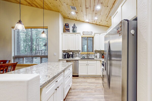 ثلاجة، ميكروويف، فرن، موقد طهي مسطح