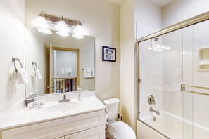 Sèche-cheveux, serviettes fournies