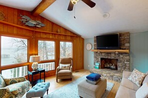 Televisie, een dvd-speler en een filmbibliotheek