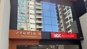 A building with a storefront labeled 'Studio a' and 'ABC da Construção'. - Beautiful Studio 200m from Beira Mar, Center of Florianópolis! (Centro Florianópolis)