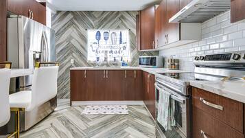 Coffee/tea maker, fridge, microwave, stovetop