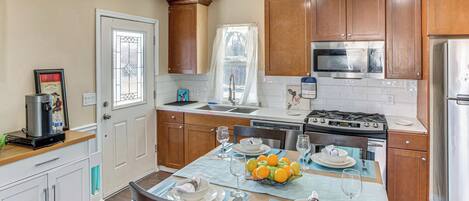 Frigorifero, microonde, piano cottura, lavastoviglie