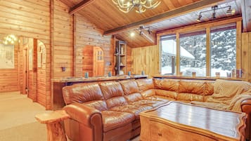 Fernseher, Kamin, Stereoanlage
