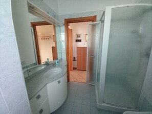 Dusche, Haartrockner, Bidet, Handtücher