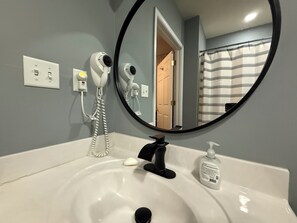 按摩浴缸、吹风机、毛巾、肥皂