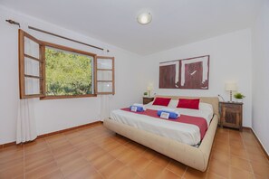 3 bedrooms, iron/ironing board, free WiFi, bed sheets