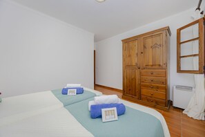 3 bedrooms, iron/ironing board, free WiFi, bed sheets