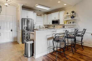 冷蔵庫、電子レンジ、オーブン、コンロ