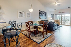 Interior - Lakefront condo with private balcony, pool, close to beach & golf (Myrtle Beach)