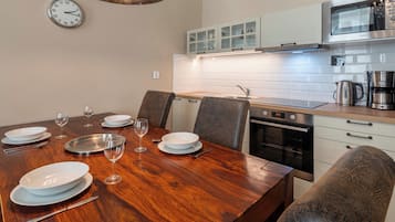 Apartamento | Cozinha privada | Geladeira, micro-ondas, fogão, cooktop