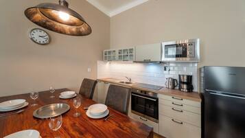 Apartamento | Cozinha privada | Geladeira, micro-ondas, fogão, cooktop