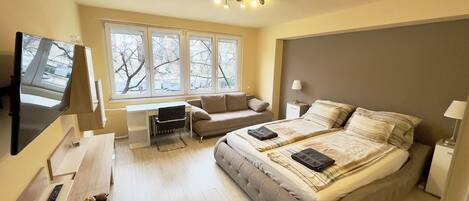 1 Schlafzimmer, Zimmersafe, Schreibtisch, Bügeleisen/Bügelbrett