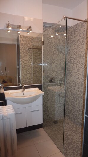 Sèche-cheveux, serviettes fournies, savon, shampoing