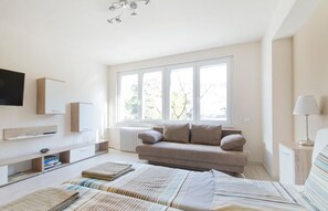 1 Schlafzimmer, Zimmersafe, Schreibtisch, Bügeleisen/Bügelbrett