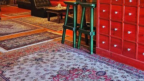 A cozy living room with a fireplace, a red cabinet, and a chandelier. - Casa Oasa  (Koper)