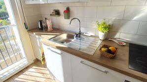 Kaffetrakter/tekoker, kjøleskap, ovn og oppvaskmaskin