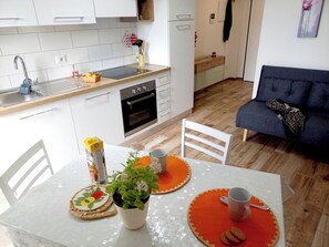 Réfrigérateur, four, lave-vaisselle, cafetière/bouilloire