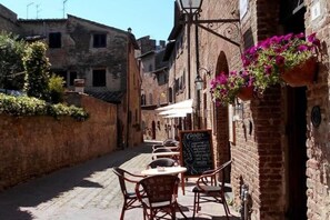 Outdoor dining - la casa dei colori (Certaldo)