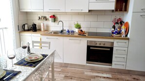 Kaffetrakter/tekoker, kjøleskap, ovn og oppvaskmaskin