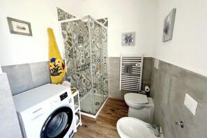 Ducha, secador de pelo, bidé y toallas