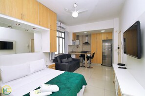 Rideaux d’obscurcissement, fer et planche à repasser