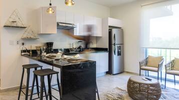 Departamento Confort, vista a la alberca | Cocina privada